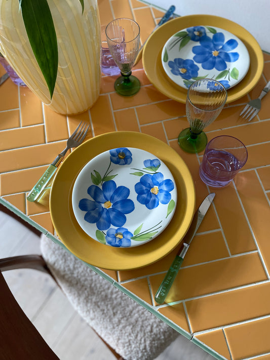 Italienske frokosttallerkener med blå blomster