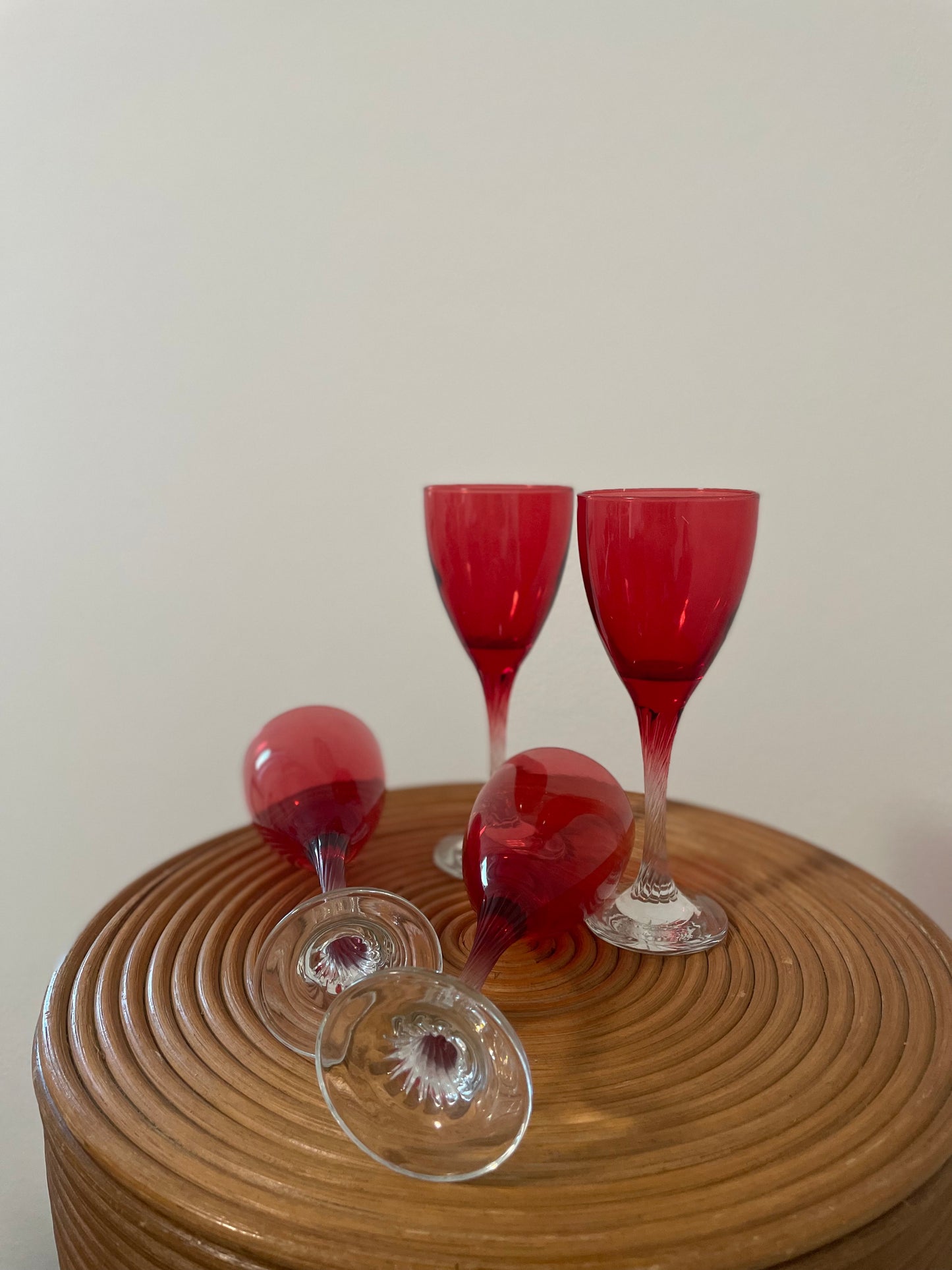 4 røde vinglas med snoet stilk