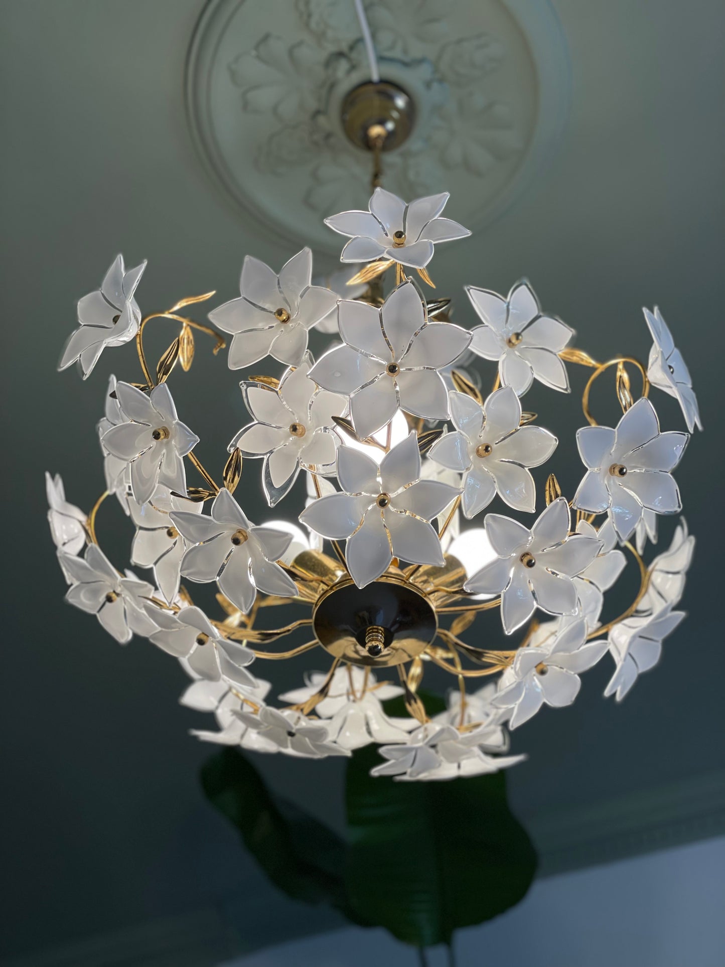 White floral chandelier - 43 flowers