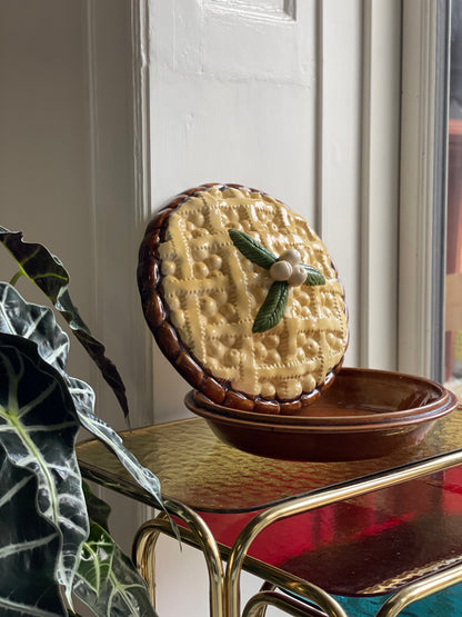 Pie dish with lid