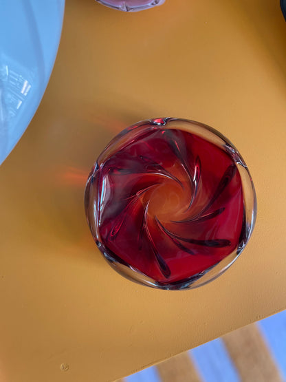 Massiv rød glasskål med swirl