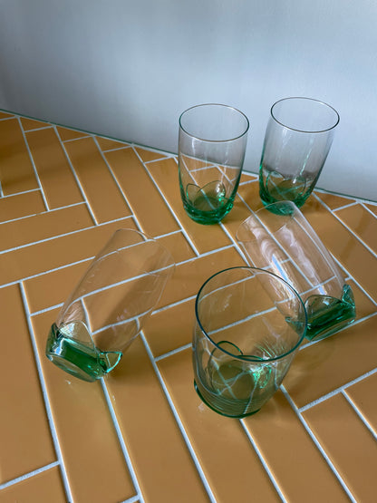 Store vandglas med grøn fod