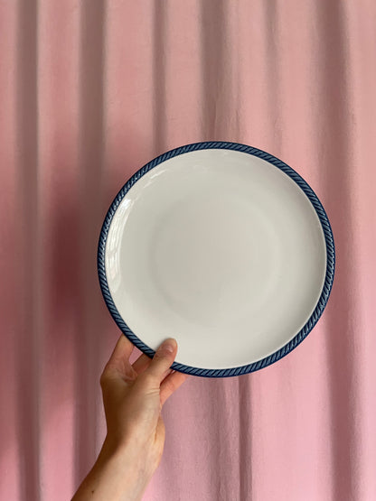 Dinner plates with blue twisted edge