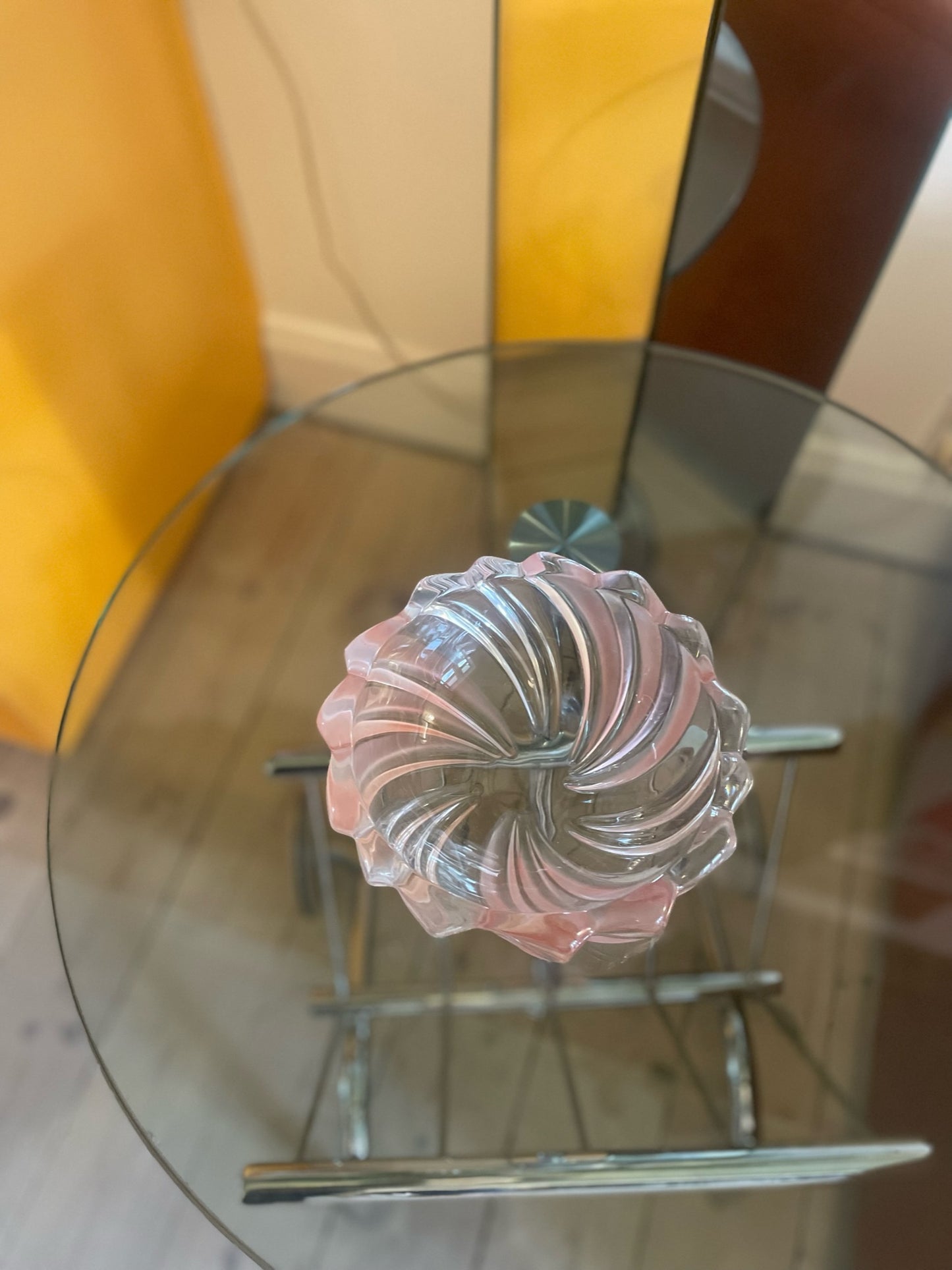 Glass bowl with swirl