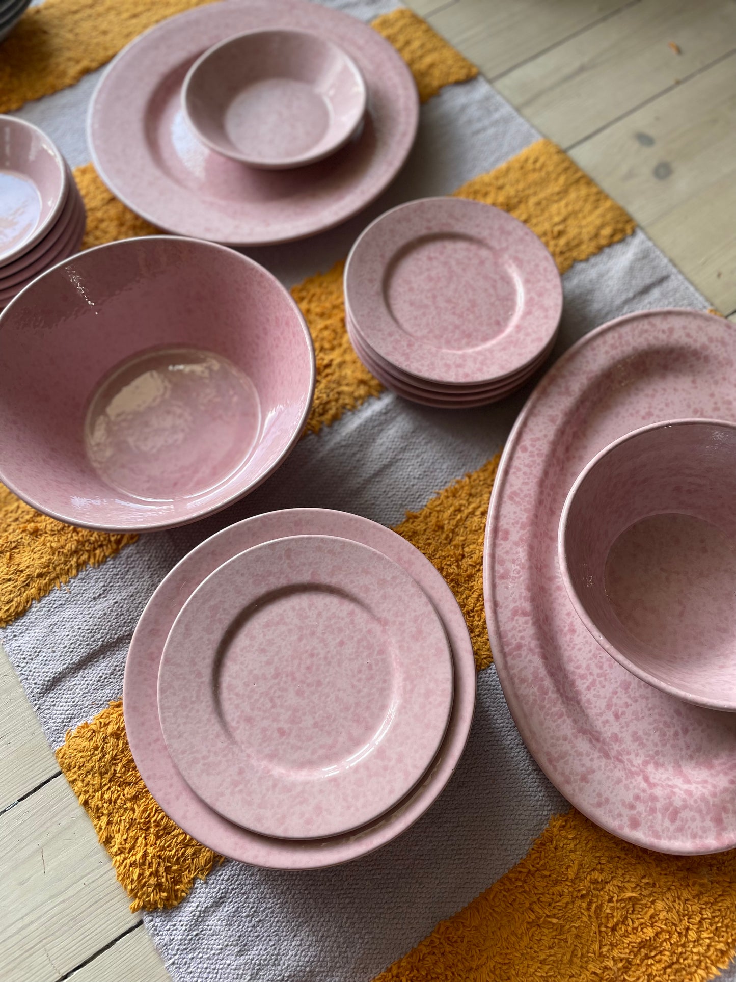 Sæt af lyserødt italiensk keramik