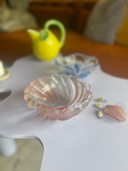 Glass bowl with swirl